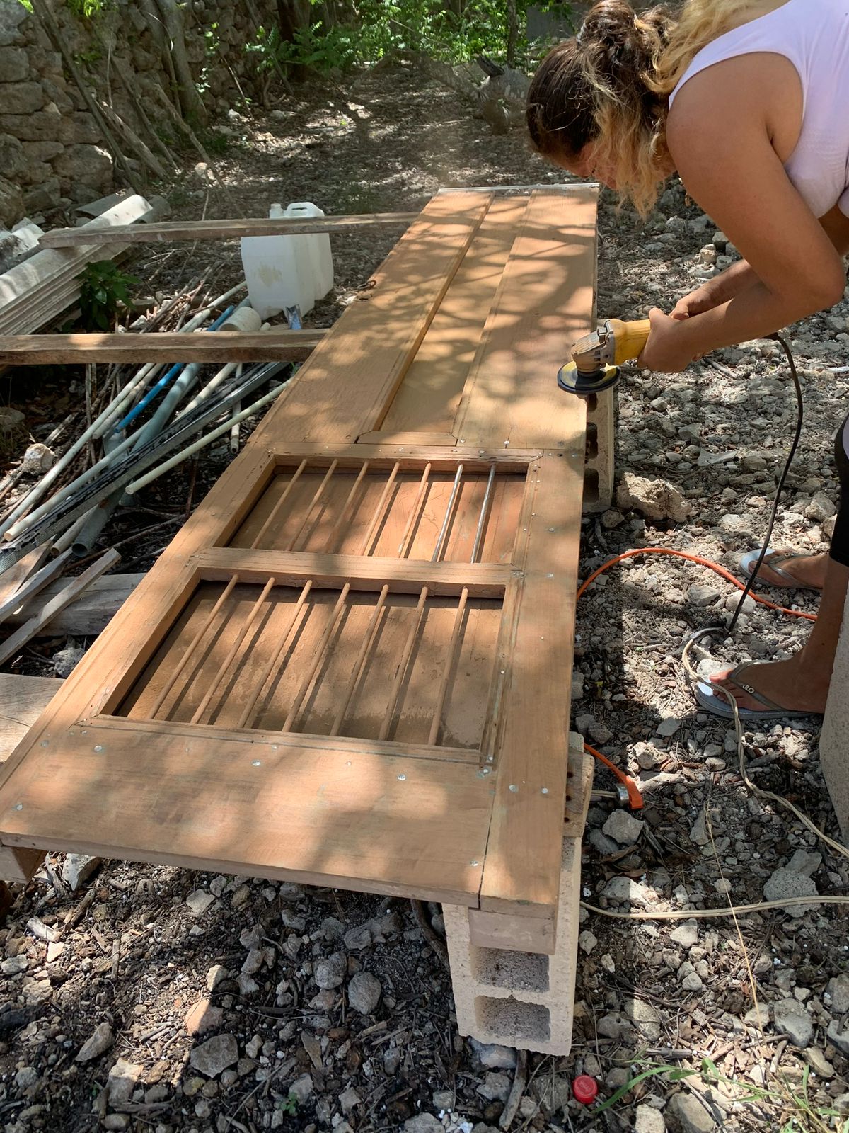 Restauración artesanal de una puerta de Casona Ciruelo