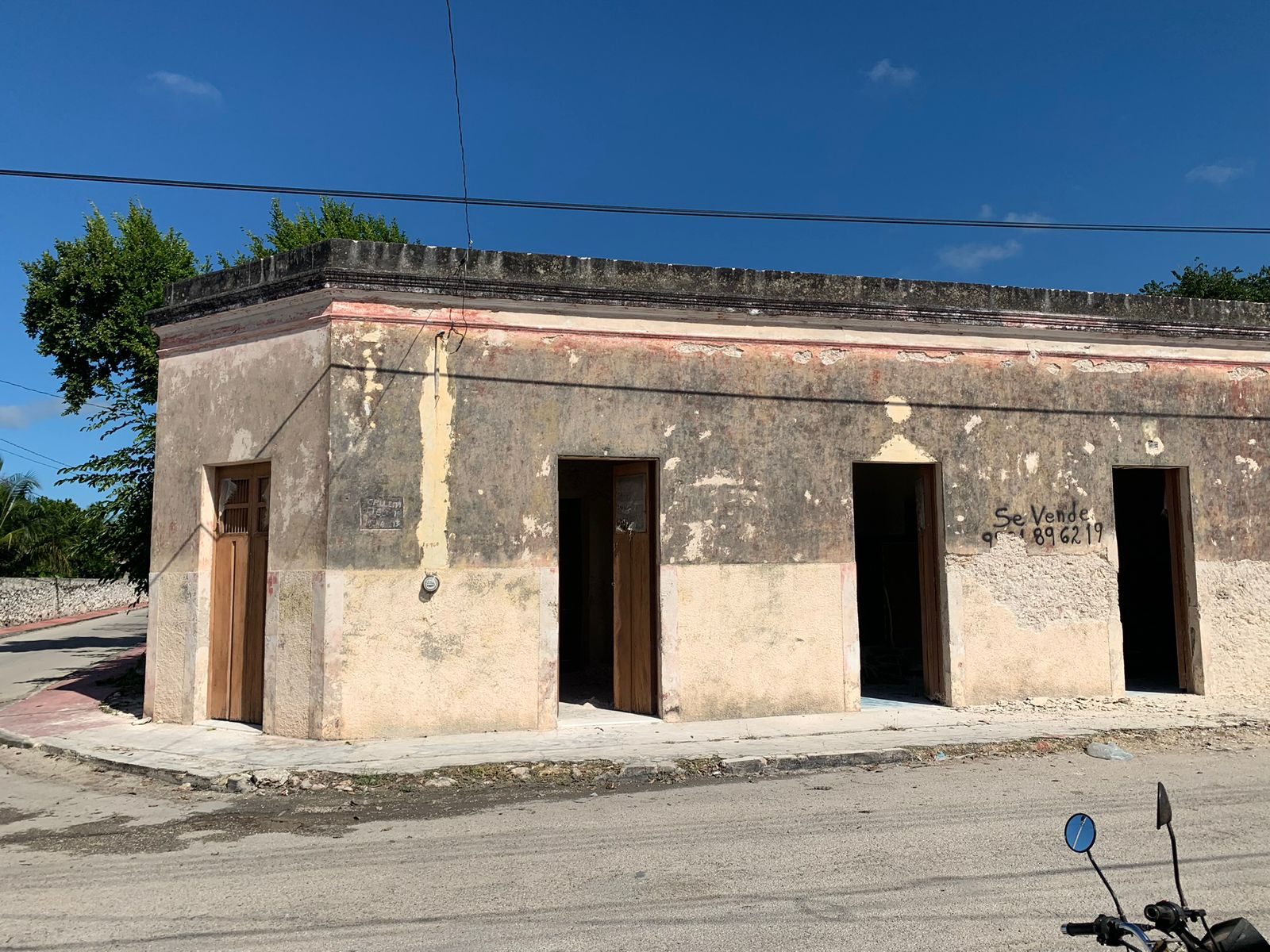 Fachada original de Casona Ciruelo con letrero de venta